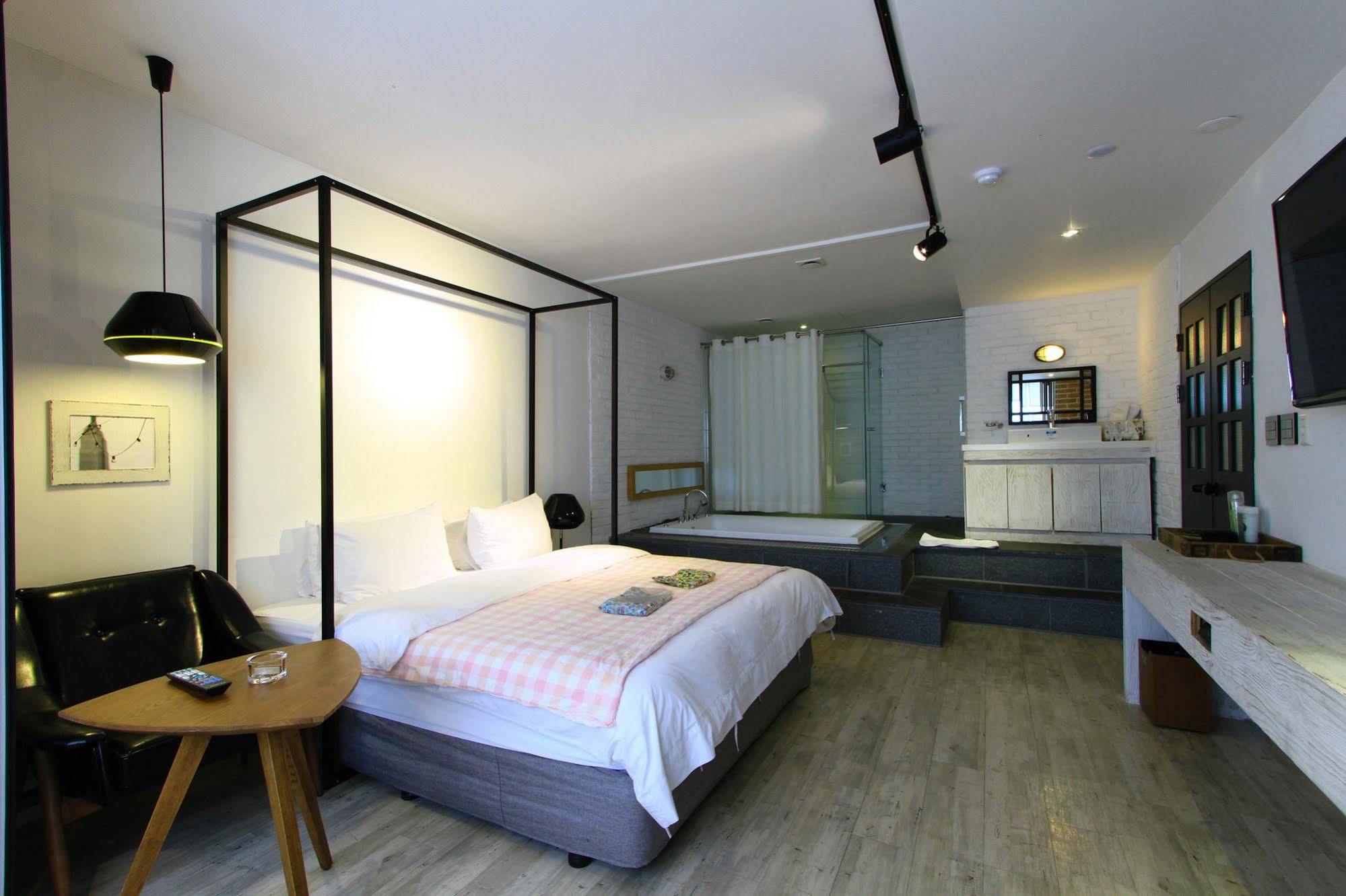 25 Hours Hotel 2 Busan Exterior photo